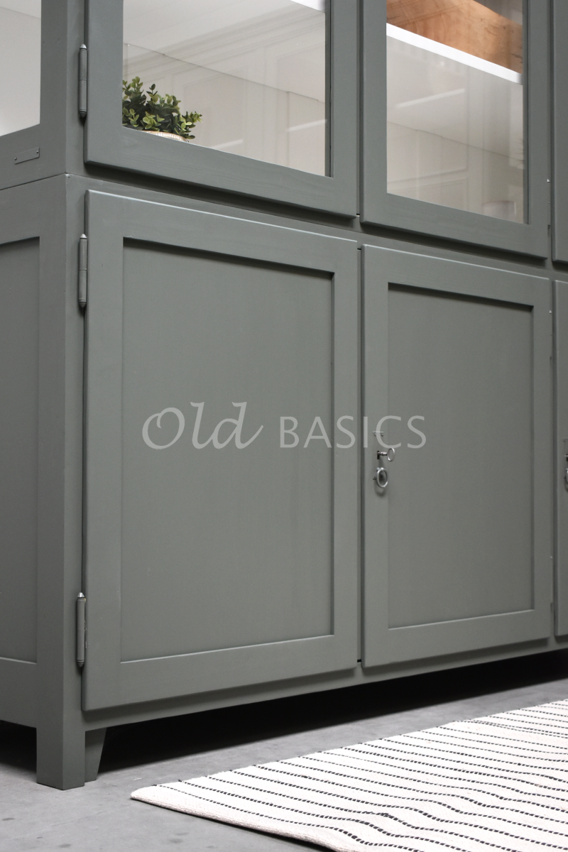 Detail van Vitrinekast Jeanette, 3 deuren, RAL7009, groen, grijs, materiaal hout